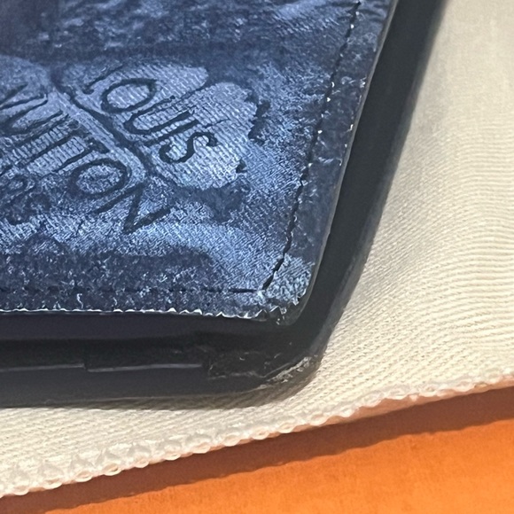 LV Limited Edition Wallet - Picture 9 of 10